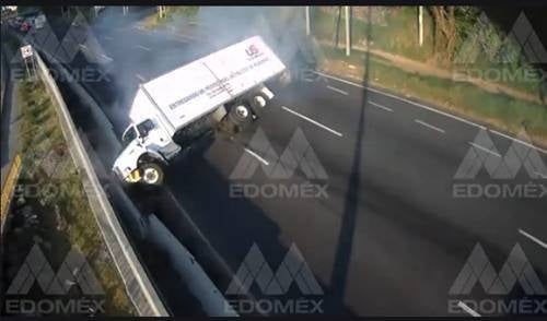 Video: Conductor pierde el control de camión y vuelca sobre la México-Toluca
